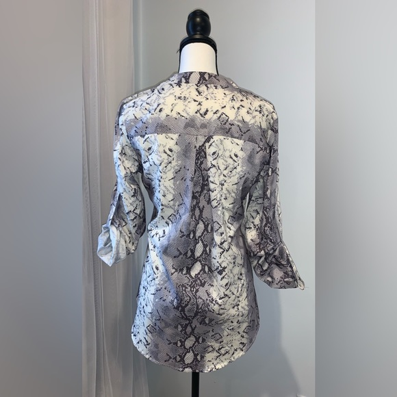 CHIC ❤️ Boutique faux snakeskin roll sleeve crossover women’s top size medium - Picture 10 of 12